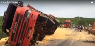 Caminhão tombado