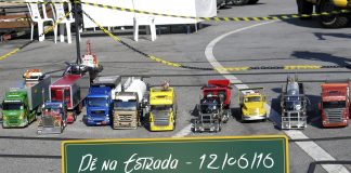 Caminhões em miniatura, ônibus gigantes