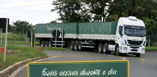 Faróis acesos durante o dia