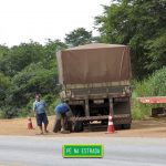 Trocando o pneu do cargueiro a beira da rodovia no Mato Grosso.