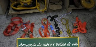 Amarração de carga e botijão de gás no caminhão Amarração da carga e botijão de gás