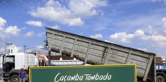 Destombando caminhão caçamba em Martinópolis/SP Destombando caminhão caçamba