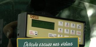 Película escura nos vidros do caminhão Película escura nos vidros do caminhão