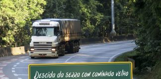 Descida da serra da Anchieta com caminhão velho Descida da serra da Anchieta com caminhão velho