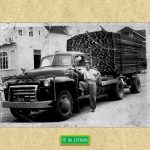 Foto recebida no site Pé na Estrada: “Caminhão GMC dos anos 40 no reboque. Puxava madeira de Lages/SC para o porto de Itajaí/SC.”