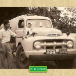 Foto enviada por Paulo C. S. Silvestre:  ” Meu tio José Silvestre com seu Ford V-8, modelo “big job”, ano 1951, zero km. Sou eu sentado no pára-lamas.”