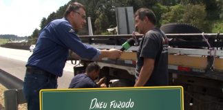 Trocando o pneu furado do cargueiro Trocando o pneu furado do cargueiro