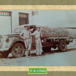 Natalio Pinotti Neto: “Esta é uma homenagem a meu avô Natálio Pinotti (esquerda) e ao seu irmão tio Arlindo (direita). Essa foto foi tirada em Lucélia-SP na década de 50. Acreditamos que esse caminhão seja um FORD.”