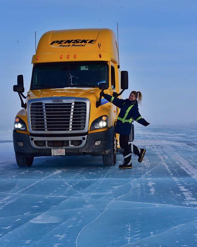 Iwona e seu caminhão no gelo.