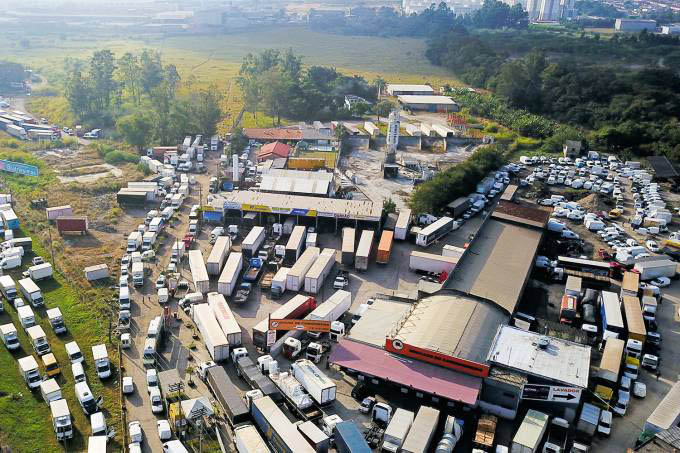 Bloqueio de caminhões na Via Dutra em 2018 (Nilton Cardin/Agência O Globo)