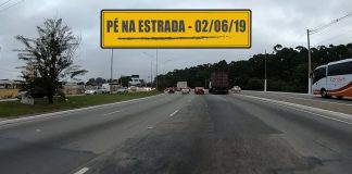 Estrada mal conservada e caminhão sem cabine Estrada mal conservada e caminhão sem cabine