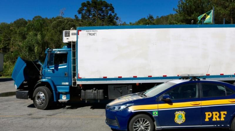 Imagem da PRF do caminhão com o documento falso 
