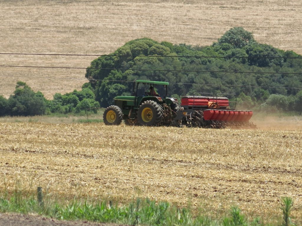 imagem de uma máquina agrícola no campo
