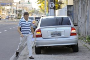 tomar multa carro na calcada