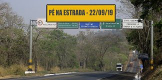 Implemento com piso móvel e casamento no trecho Implemento com piso móvel e casamento no trecho