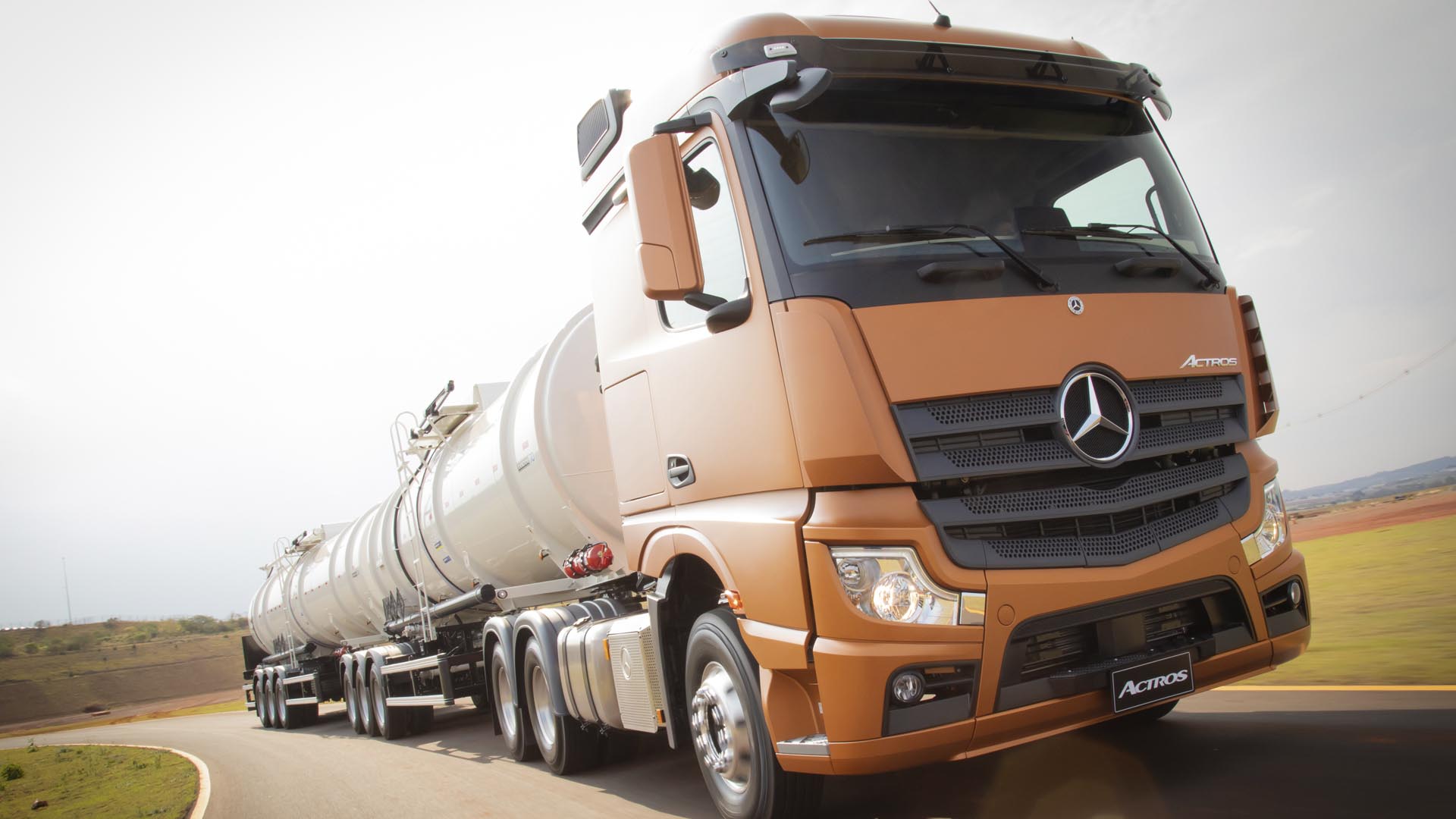 Mercedes lança Novo Actros caminhão da Era Digital Trucão Comunicação em Transporte