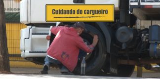 Cuidando do cargueiro enquanto espera para descarregar Cuidando do cargueiro enquanto espera para descarregar