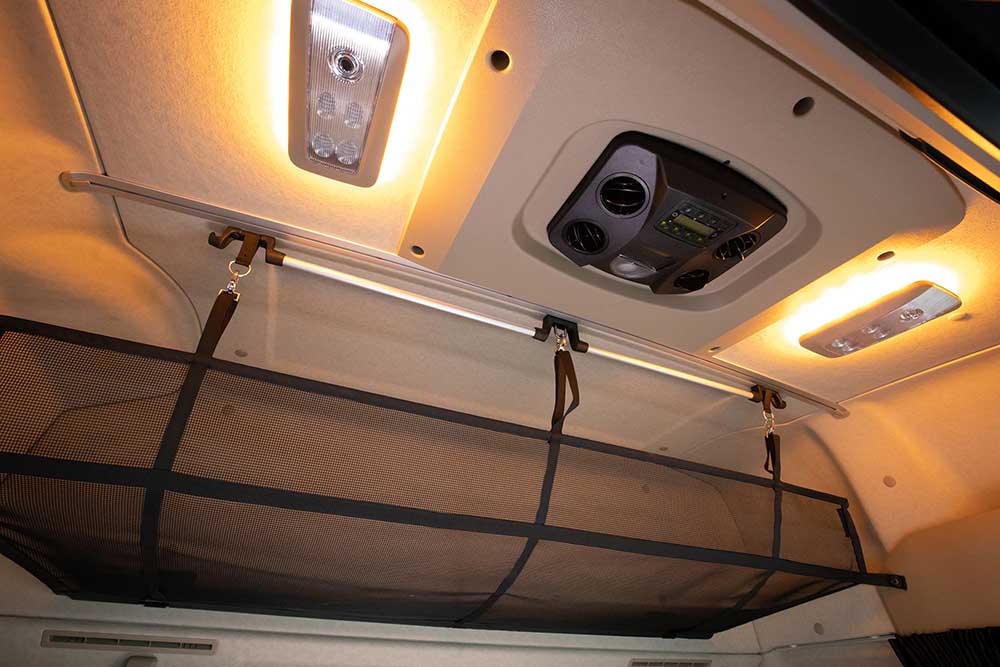 O motorista pode adaptar as luzes e o ar condicionado, inclusive noturno