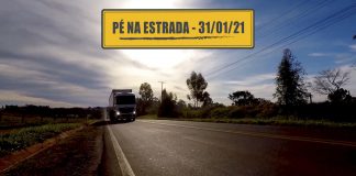 Caminhos da mandioca e pagamento para descarregar em supermercados Caminhos da mandioca e pagamento para descarregar em supermercados