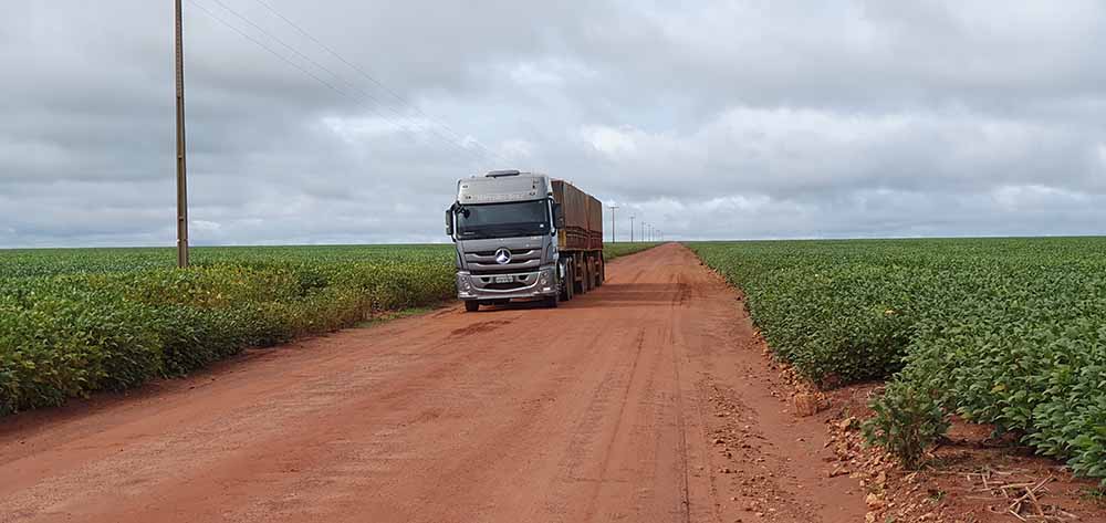caminhão Actros rodando em fazenda para a colheita de soja em Baixa Grande do Ribeiro/ Piauí