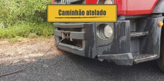 Caminhão atolado Caminhão atolado