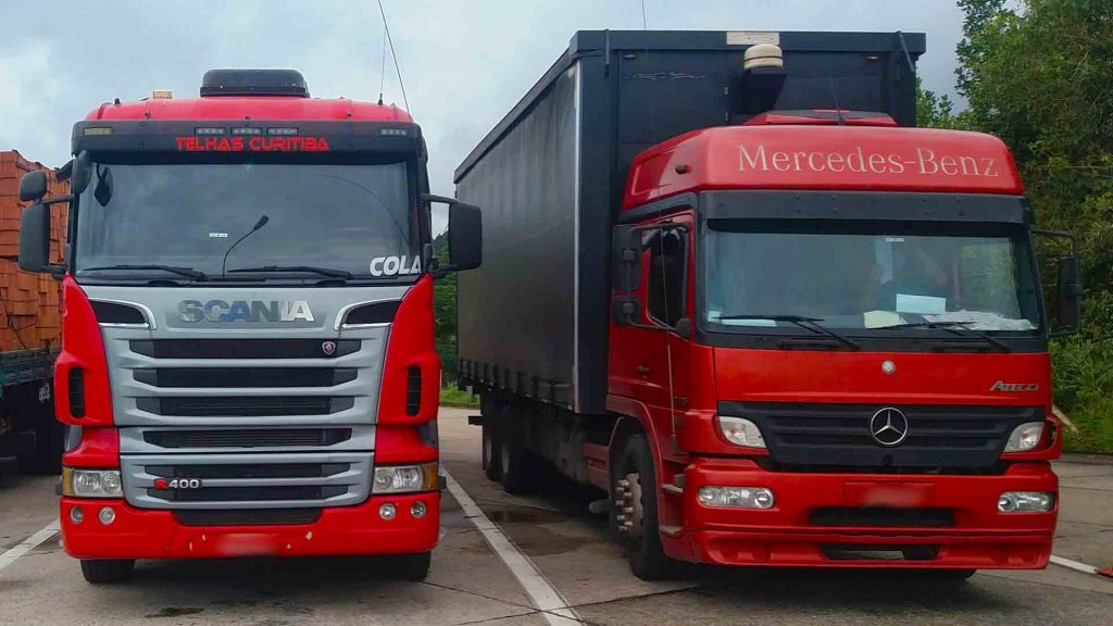 Caminhões da Scania e da Mercedes-Benz