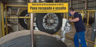 Pneu recapado no eixo de tração e consequências de um assalto no trecho Pneu recapado no eixo de tração e consequências de um assalto no trecho