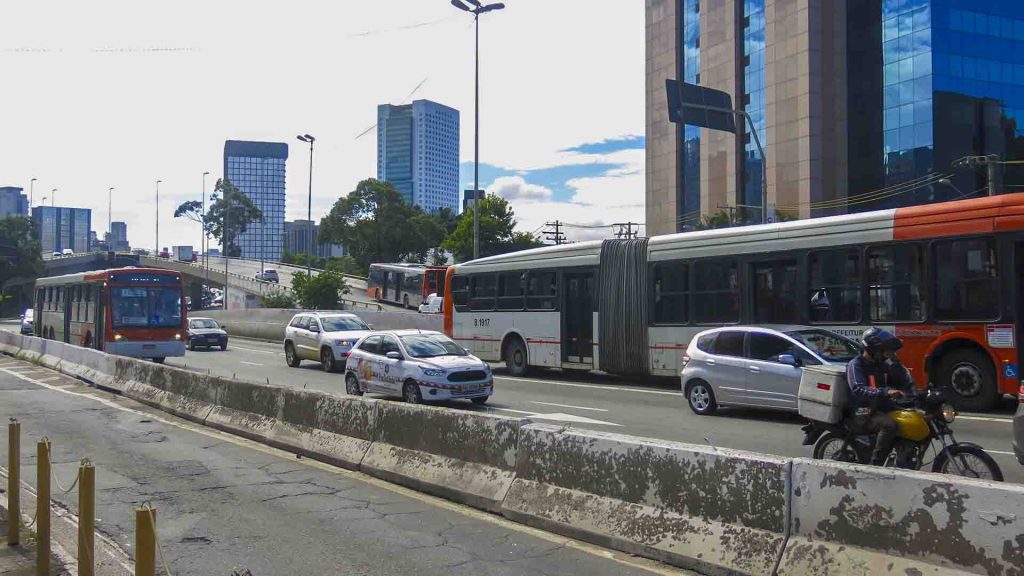 Ônibus em avenida em São Paulo