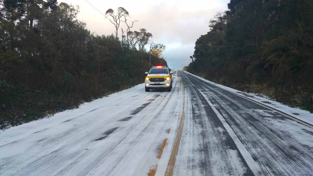 Geadas deixam rodovias em Santa Catarina escorregadias