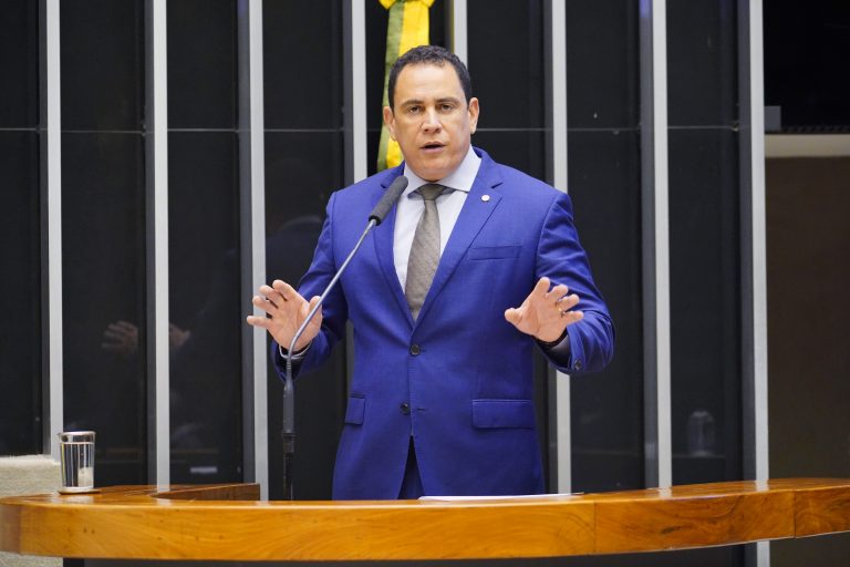 Deputado Da Vitoria, autor da proposta sobre a disponibilização de álcool 70% nas cabines de pedágio (Imagem: Pablo Valadares/ Câmara dos Deputados)