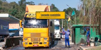 Lavando o caminhão Lavando o caminhão