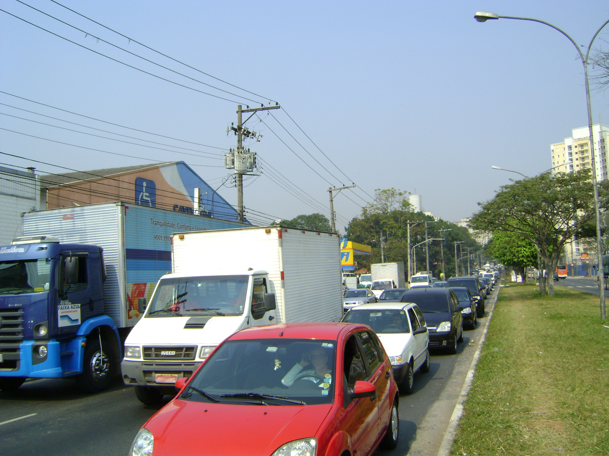 Transito intenso em uma via urbana. Campanha visa a diminuição de mortes no trânsito brasileiro.