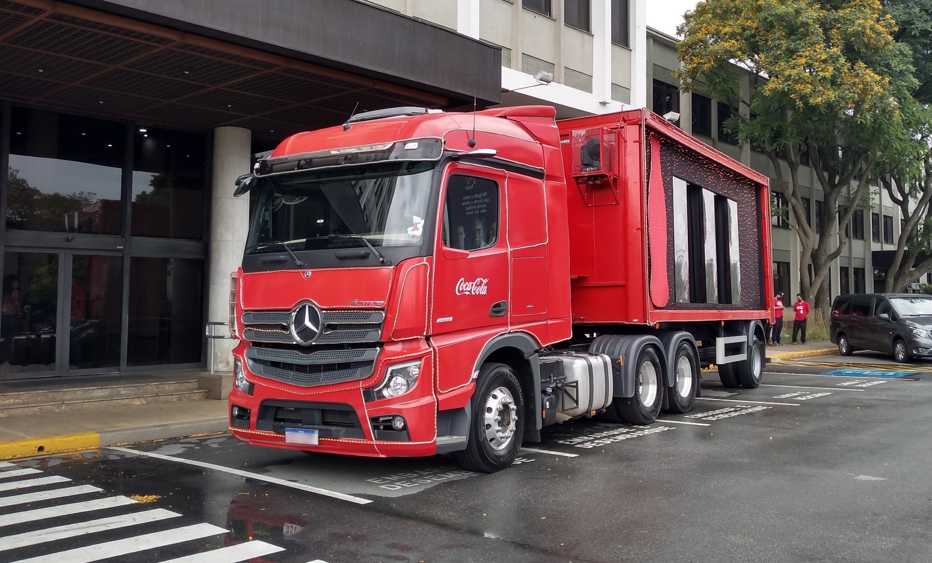 Caminhoneiras comandam a Caravana de Natal da Coca-Cola e Mercedes-Benz -  Trucão Comunicação em Transporte