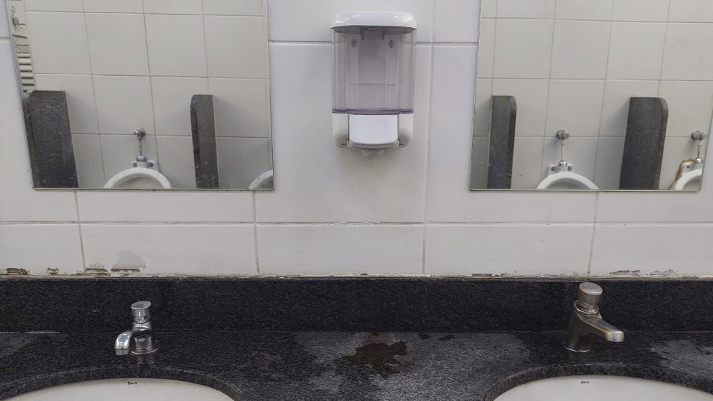 Banheiro sem sabonete líquido para higienização dos caminhoneiros
