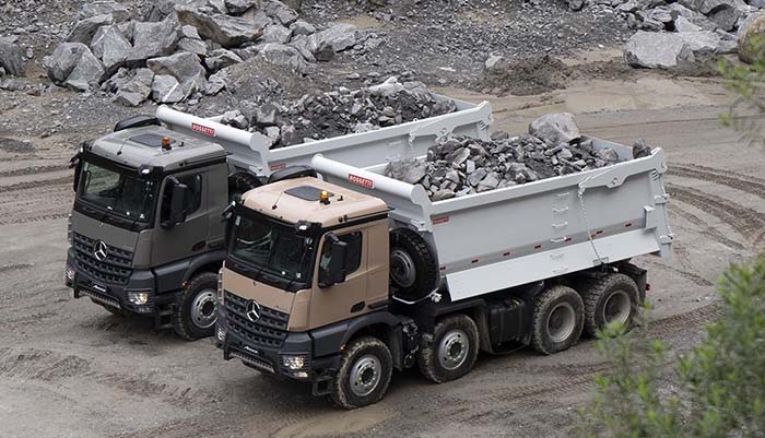 Arocs, caminhão fora de estrada da Mercedes-Benz em atividade de mineração