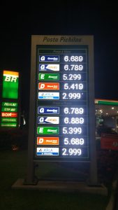 Placa mostra preços dos combustíveis em posto de Pernambuco