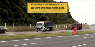 Traseira arqueada e bate-papo no trecho Traseira arqueada e bate-papo no trecho