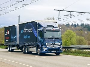 Mercedes-Benz apresenta caminhão elétrico pesado para longas distâncias em evento na Alemanha