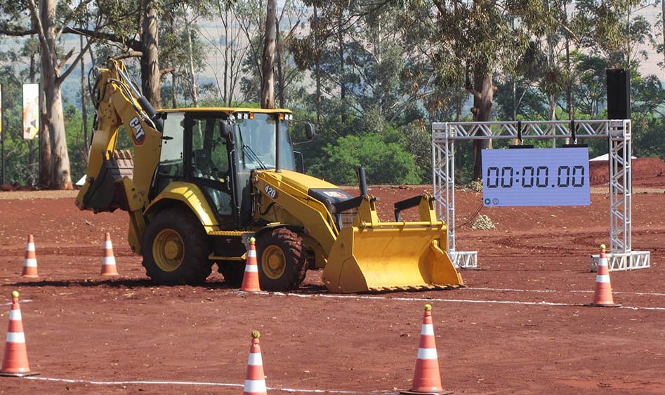 Operadores de máquinas agrícolas viram atletas no 'futebol de trator';  assista