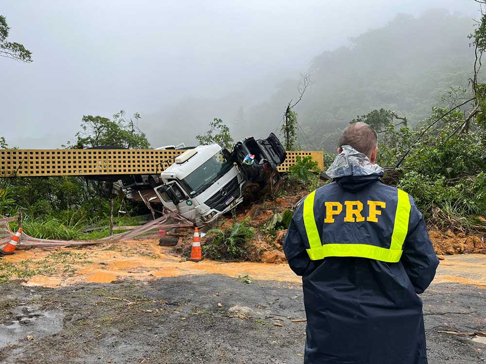 BR 376 segue interditada e tem risco de desmoronar – BR 277 foi liberada -  Trucão Comunicação em Transporte