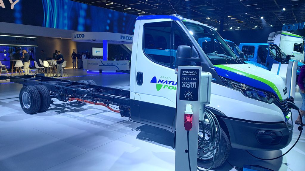 Iveco lança três caminhões sustentáveis com combustível alternativo na Fenatran