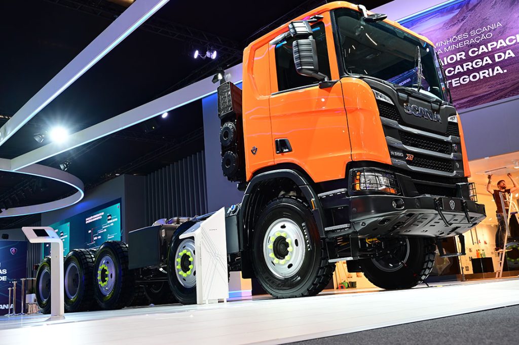 Scania lança linha Super e apresenta os dois caminhões mais pesados da Fenatran