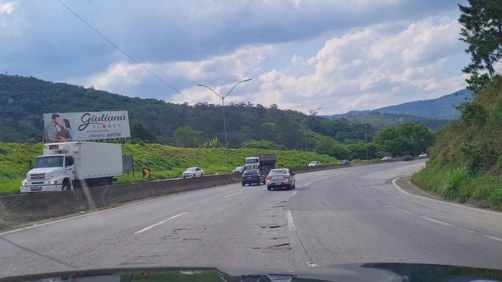 Buracos na rodovia BR 381 Fernão Dias, onde caminhoneiros vivem tomando 7 x 1