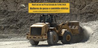 Mulheres do gesso e cavalo mecânico 100% elétrico Mulheres do gesso e cavalo mecânico 100% elétrico