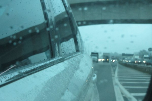 Veículo rodando em Rodovia com mau tempo