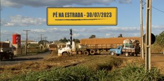 Caminhão zero chegando e cargueiro velho saindo Caminhões antigos ainda em atividade