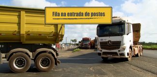 Fila de caminhões na entrada de postos Fila de caminhões para entrar no posto