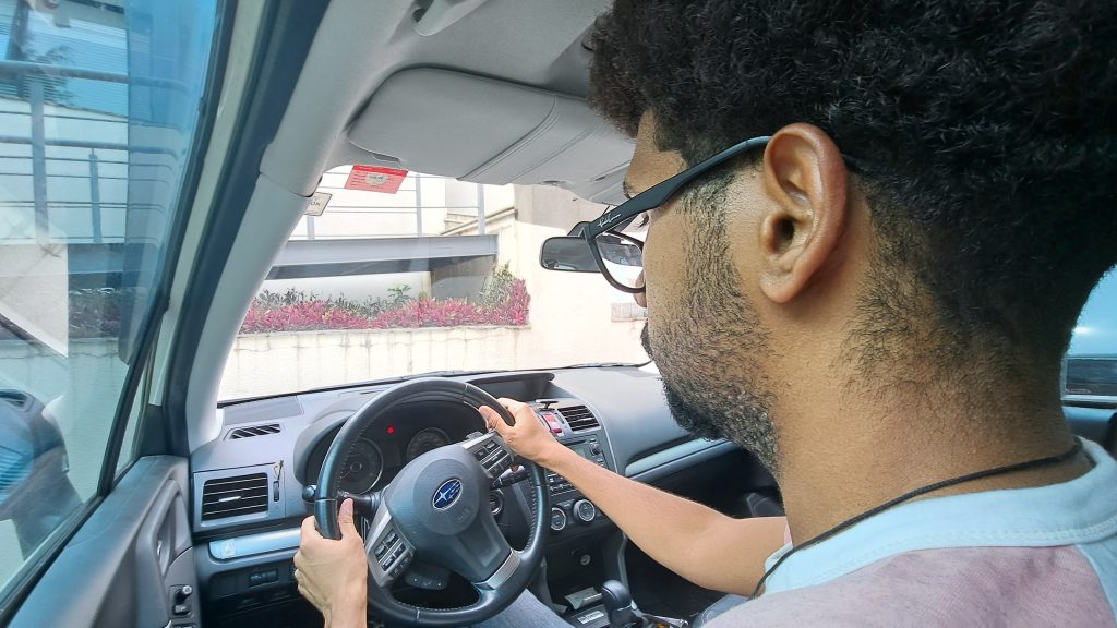 ● Dirigir com o braço do lado de fora do carro, usando fone de ouvido e apenas com uma das mãos ao volante