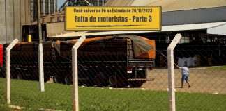 Falta de motoristas – Parte 3 Motorista tirando a lona do caminhão