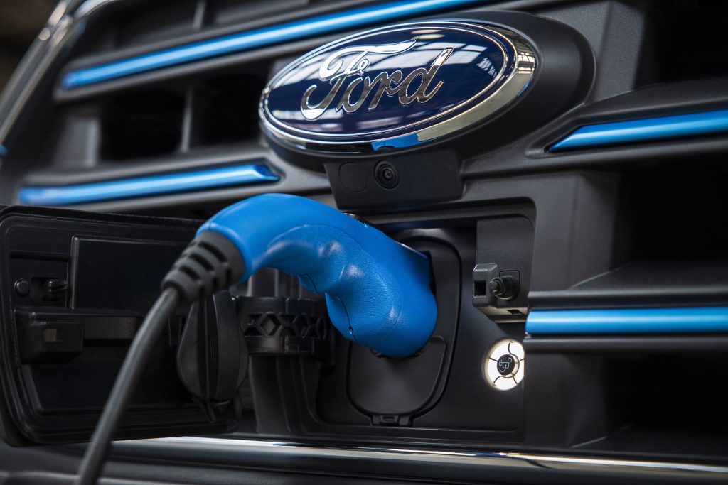 Versão elétrica da Ford Transit chassi-cabine chega ao Brasil